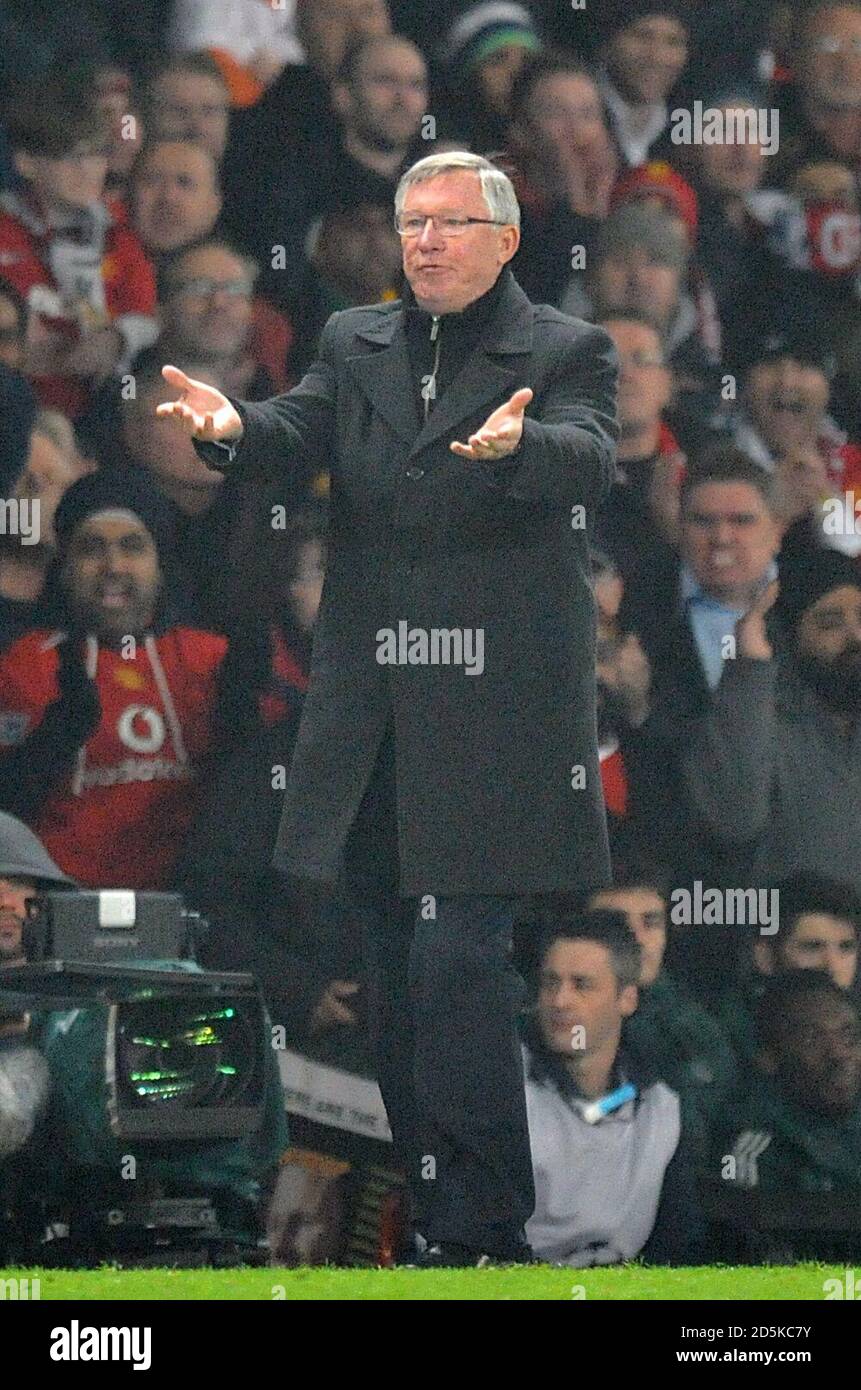 Sir Alex Ferguson, directeur de Manchester United (au centre), se présente comme suit Son joueur Luis Nani (pas sur l'image) est émis avec une carte rouge Banque D'Images