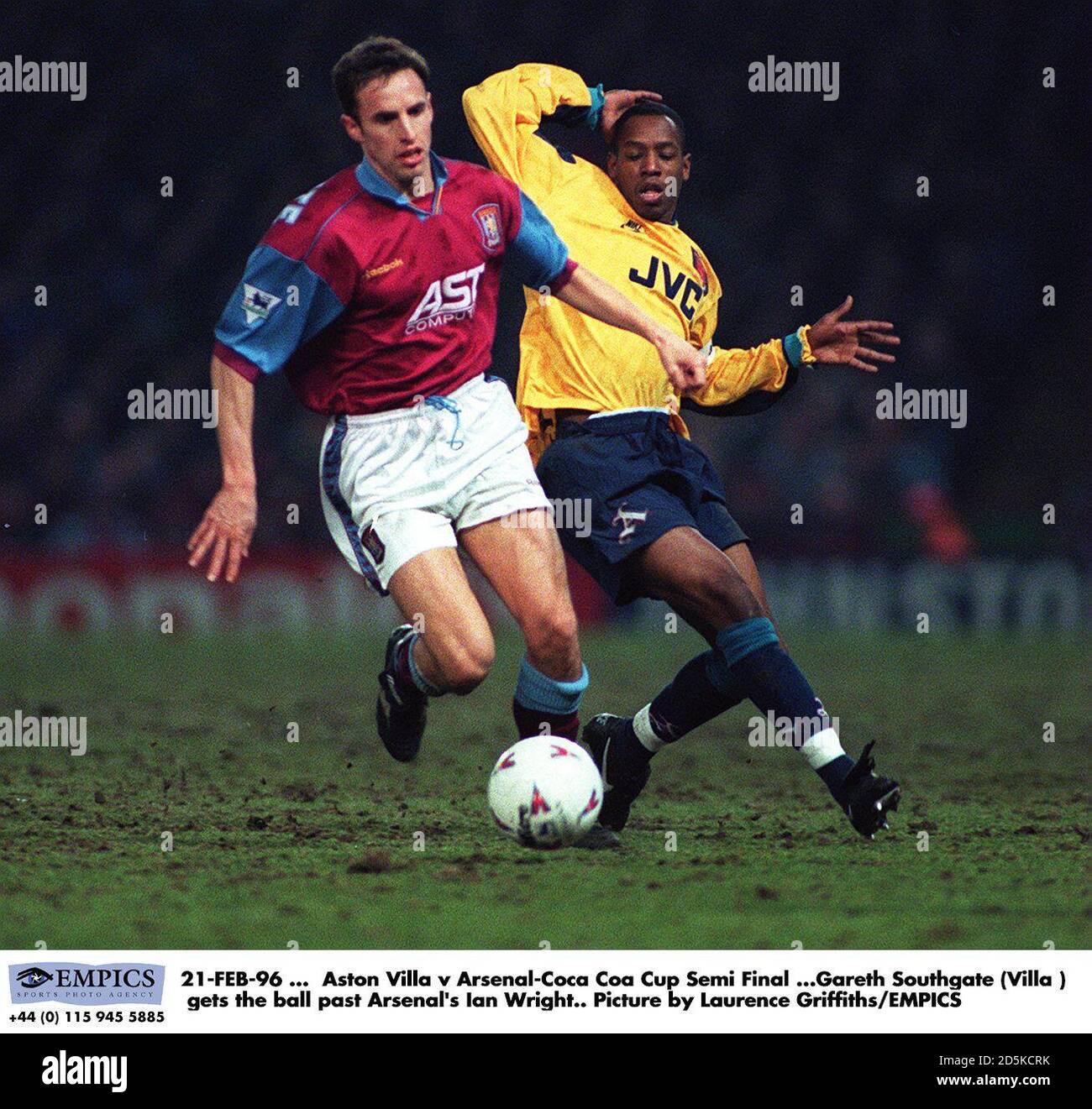 21-FÉV-96 ... Aston Villa v Arsenal-Coca Cola Cup demi-finale ...Gareth Southgate (Villa ) passe le ballon devant Ian Wright d'Arsenal. Photo de Laurence Griffiths/EMPICS Banque D'Images