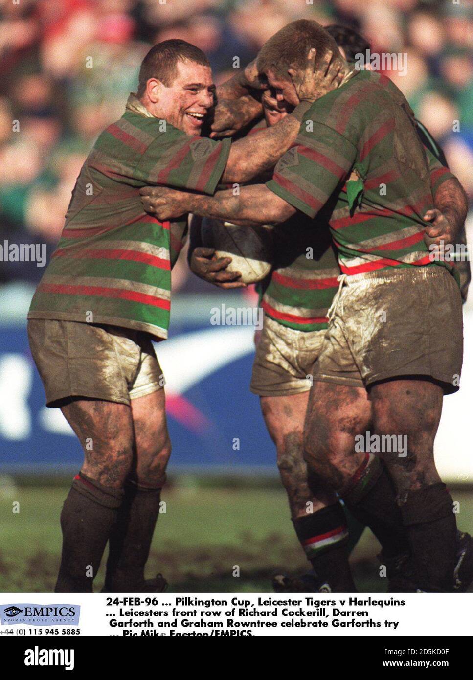 24-FÉV-96 ... Pilkington Cup - Leicester Tigers / Harlequins ... La première rangée de Leicester de Richard Cockerill, Darren Garforth et Graham Rowntree célèbrent Garforths essayer Banque D'Images