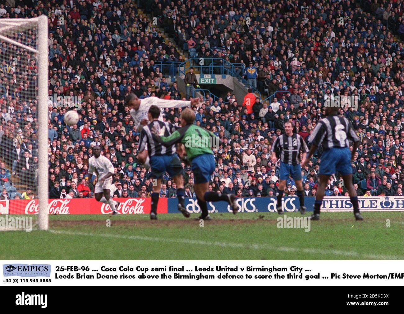 25-FÉV-96 ... Demi-finale de la coupe Coca-Cola ... Leeds United / Birmingham City ... Brian Deane de Leeds United s'élève au-dessus de la défense de Birmingham pour marquer le troisième objectif de Leeds Banque D'Images