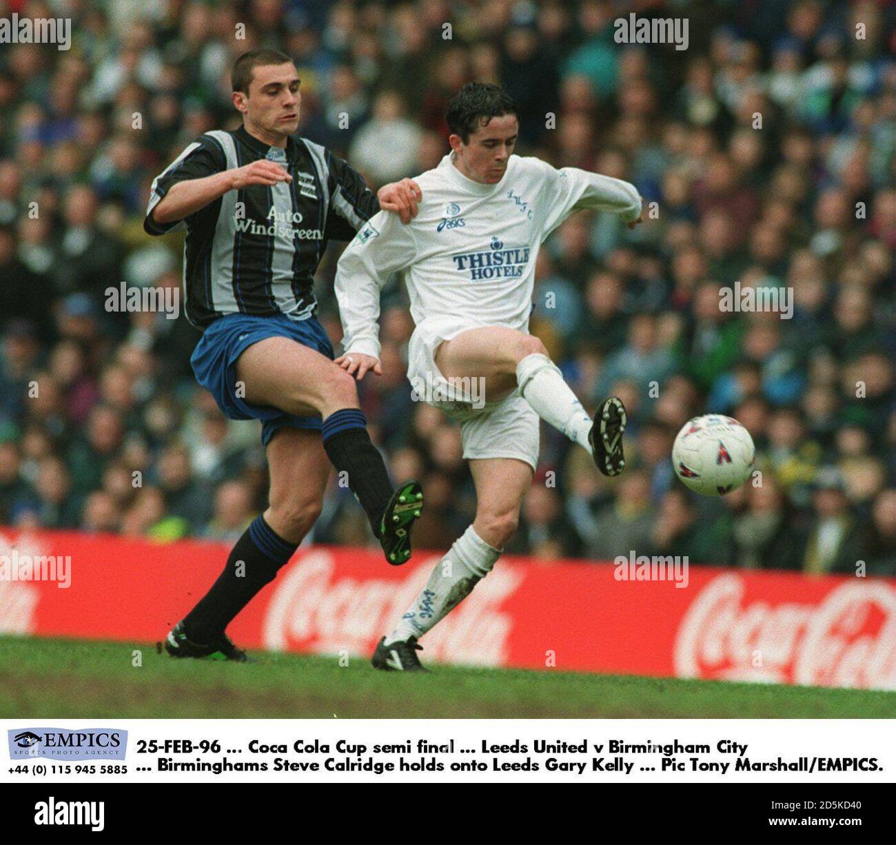 25-FÉV-96 ... Demi-finale de la coupe Coca-Cola ... Leeds United / Birmingham City ... Jonathon Hunt de Birmingham rejoint Gary Kelly de Leeds United Banque D'Images