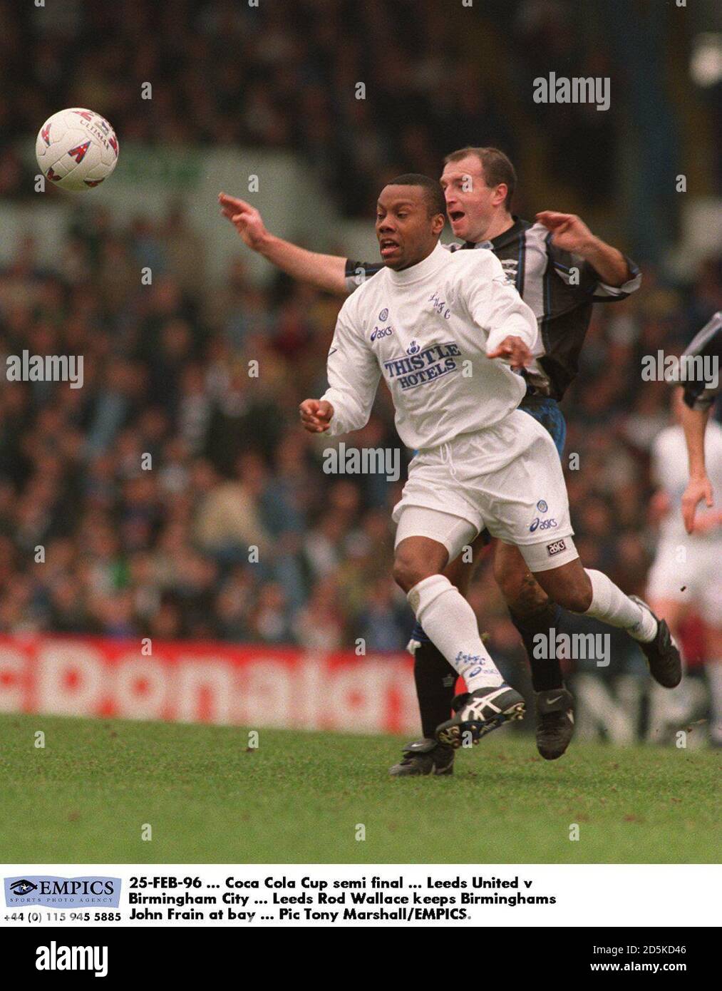 25-FÉV-96 ... Demi-finale de la coupe Coca-Cola ... Leeds United / Birmingham City ... Rod Wallace de Leeds United protège John Frain de Birmingham Banque D'Images
