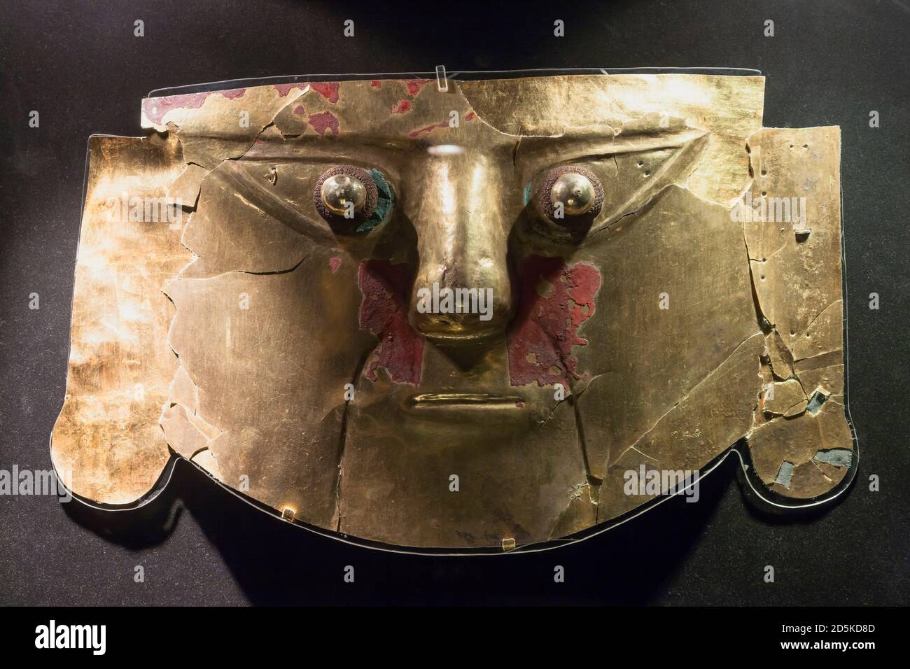 Masque d'or de la culture Sican, la galerie de métaux, 'Musée national d'archéologie, d'anthropologie et d'histoire du Pérou', Lima, Pérou, Amérique du Sud Banque D'Images