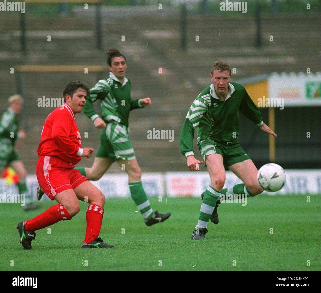 Mike Smith de B&A échafaudage (Hull) sur le ballon lors de la finale de la coupe du dimanche FA contre St. Joephs (luton) au Boothferry Park, stade de Hull City Banque D'Images