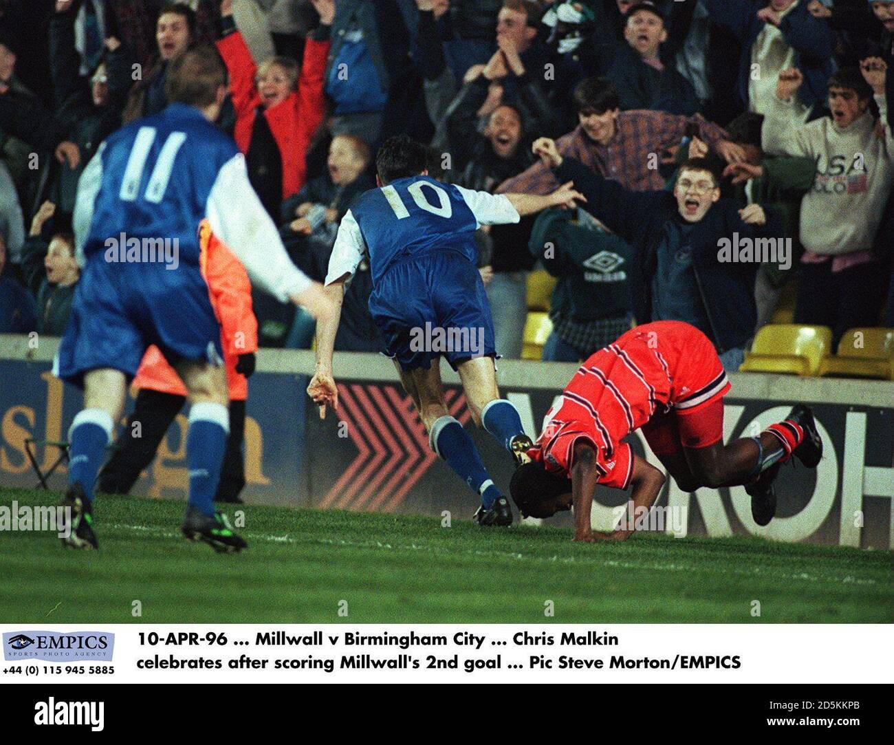 10-AVR-96 ... Millwall v Birmingham City ... Chris Malkin célèbre après avoir marquant le deuxième but de Millwall Banque D'Images