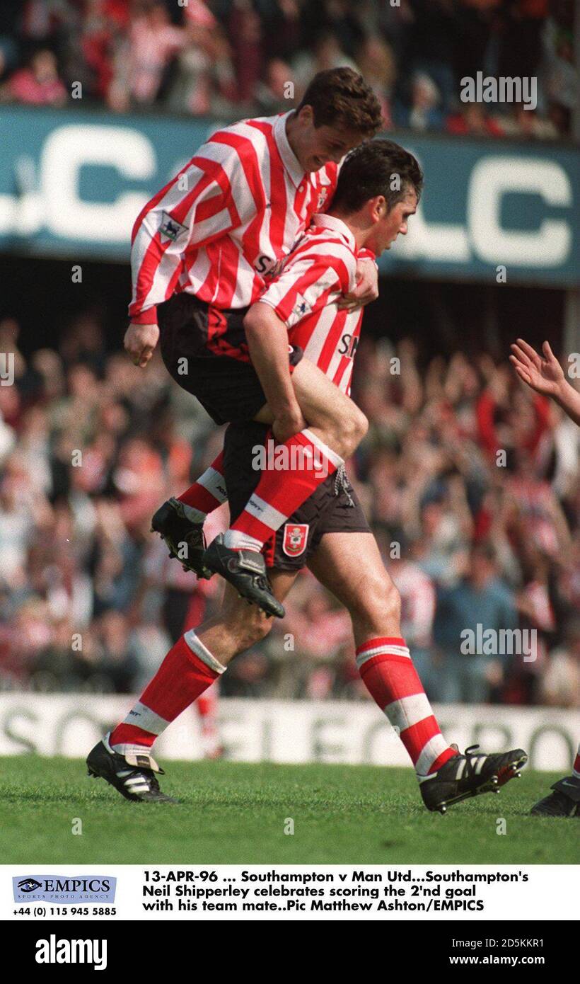 13-AVR-96 ... Southampton et Manchester United. Neil Shipperley, de Southampton, célèbre le deuxième but avec son coéquipier Banque D'Images