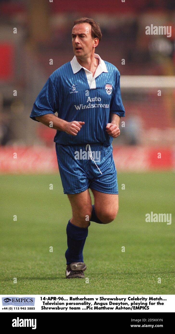 14-AVR-96. Rotherham United contre Shrewsbury Celebrity Match. La personnalité de la télévision, Angus Deayton, jouant pour l'équipe de Shrewsbury Banque D'Images