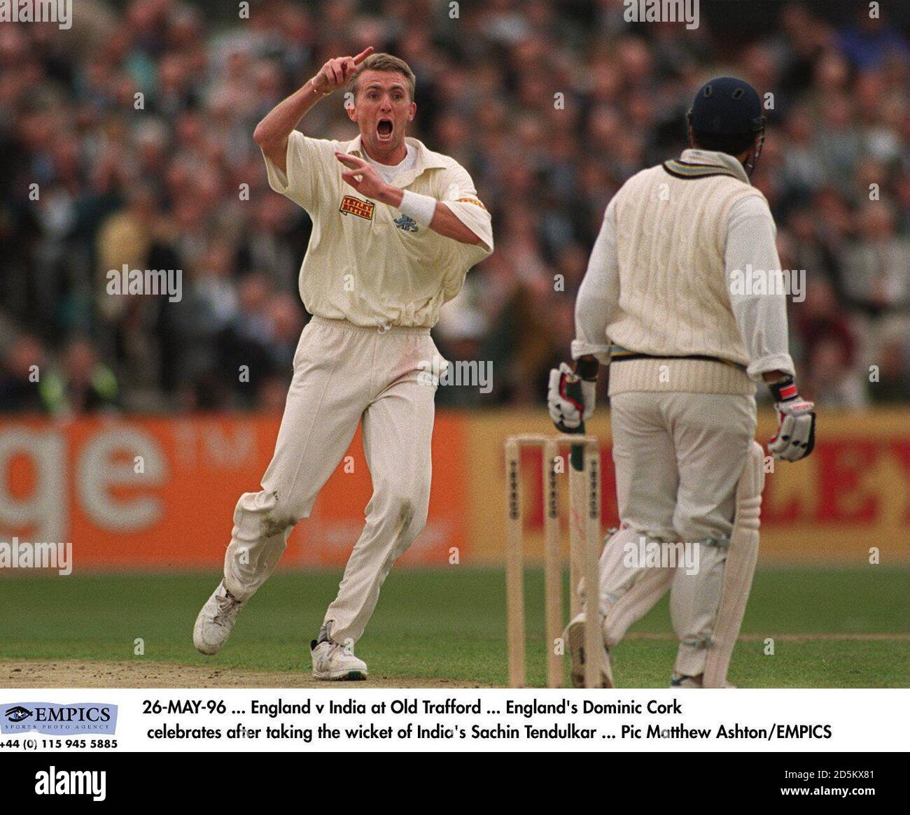 26-MAI-96 ... Angleterre contre l'Inde à Old Trafford ... Dominic Cork, en Angleterre, célèbre après avoir pris le cricket de Sachin Tendulkar en Inde Banque D'Images