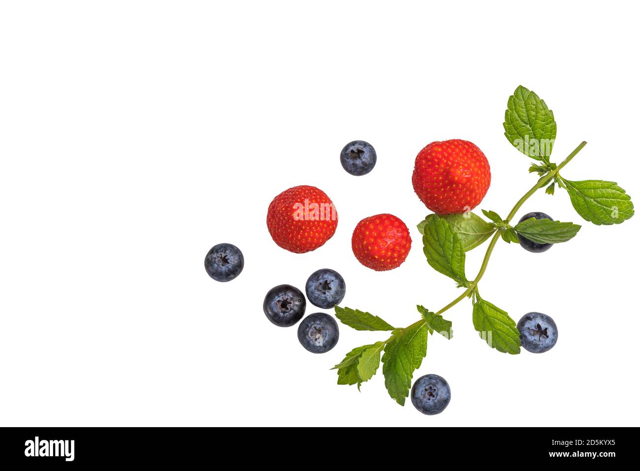 Fraisiers d'été frais et bleuets avec une branche de menthe isolée sur fond blanc, vue du dessus. Mise en page à plat. Espace pour le texte Banque D'Images