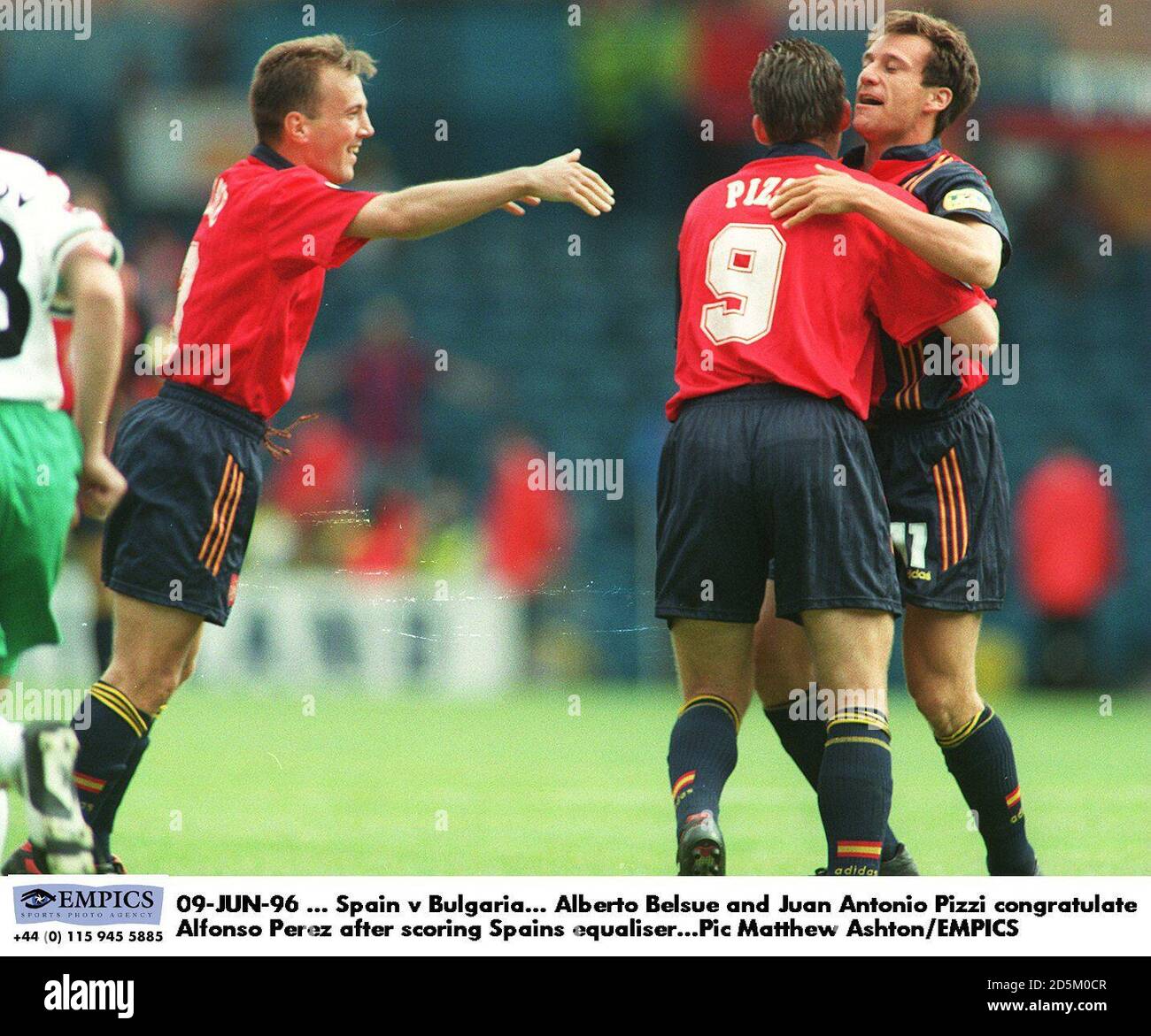 09-JUIN-96 ... Espagne contre Bulgarie. Alberto Belsue et Juan Antonio Pizzi félicitent Alfonso Perez après avoir mis en évidence l'égaliseur Spains Banque D'Images