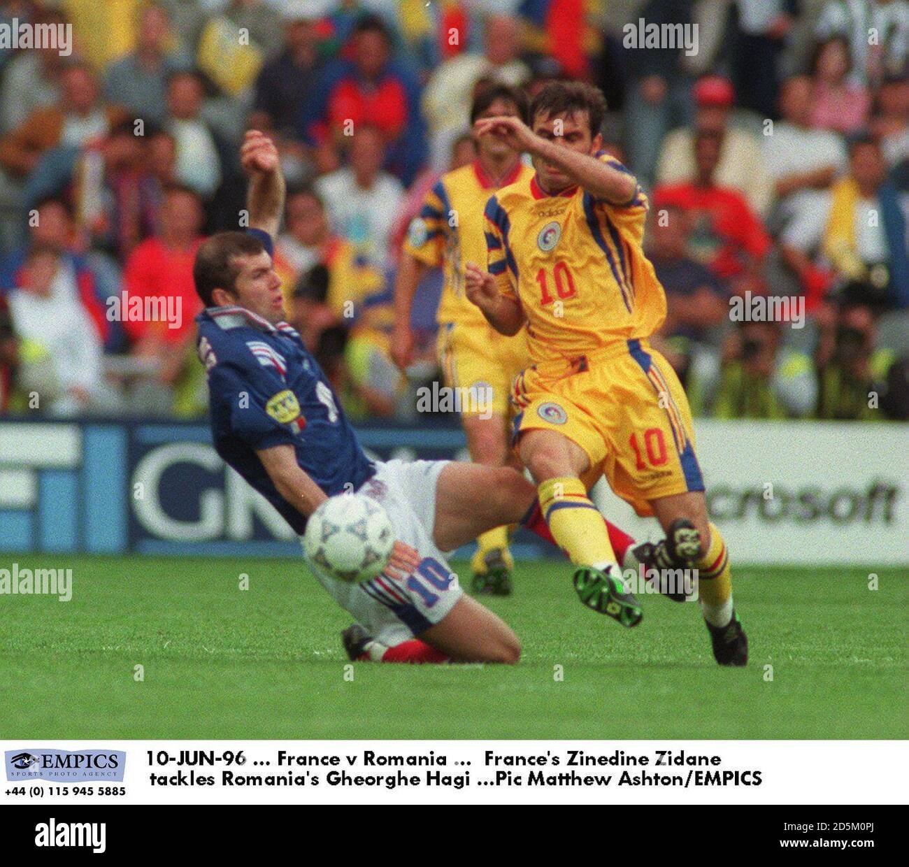 10-JUIN-96 ... France contre Roumanie ... Zinedine Zidane en France s'attaque à Gheorghe Hagi en Roumanie Banque D'Images