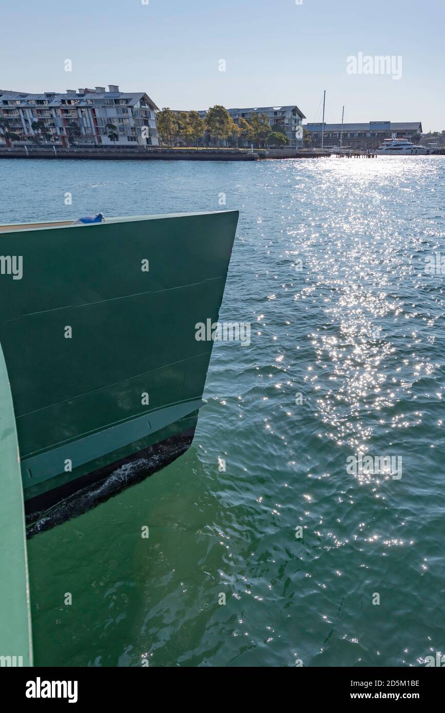 En tant que ferry de Sydney, Catherine Hamlin navigue depuis Barangaroo Wharf, la vue complète de l'une de ses coques est visible dans l'eau immaculée du port de Sydney Banque D'Images