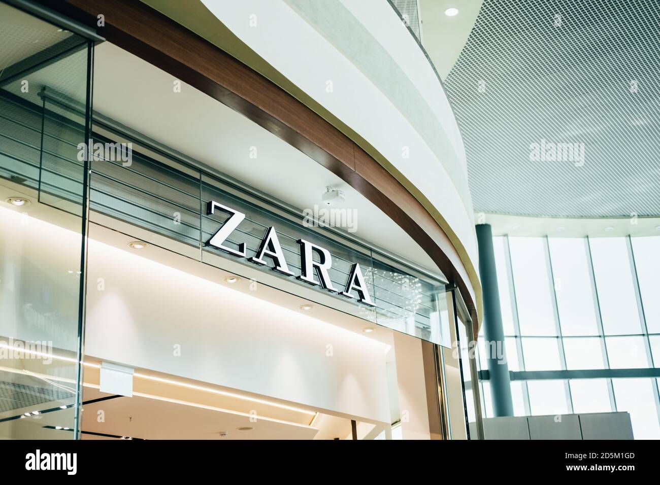 Barnaul, Russie - 7 août 2020. ZARA signe sur le magasin de vêtements dans le centre commercial Banque D'Images