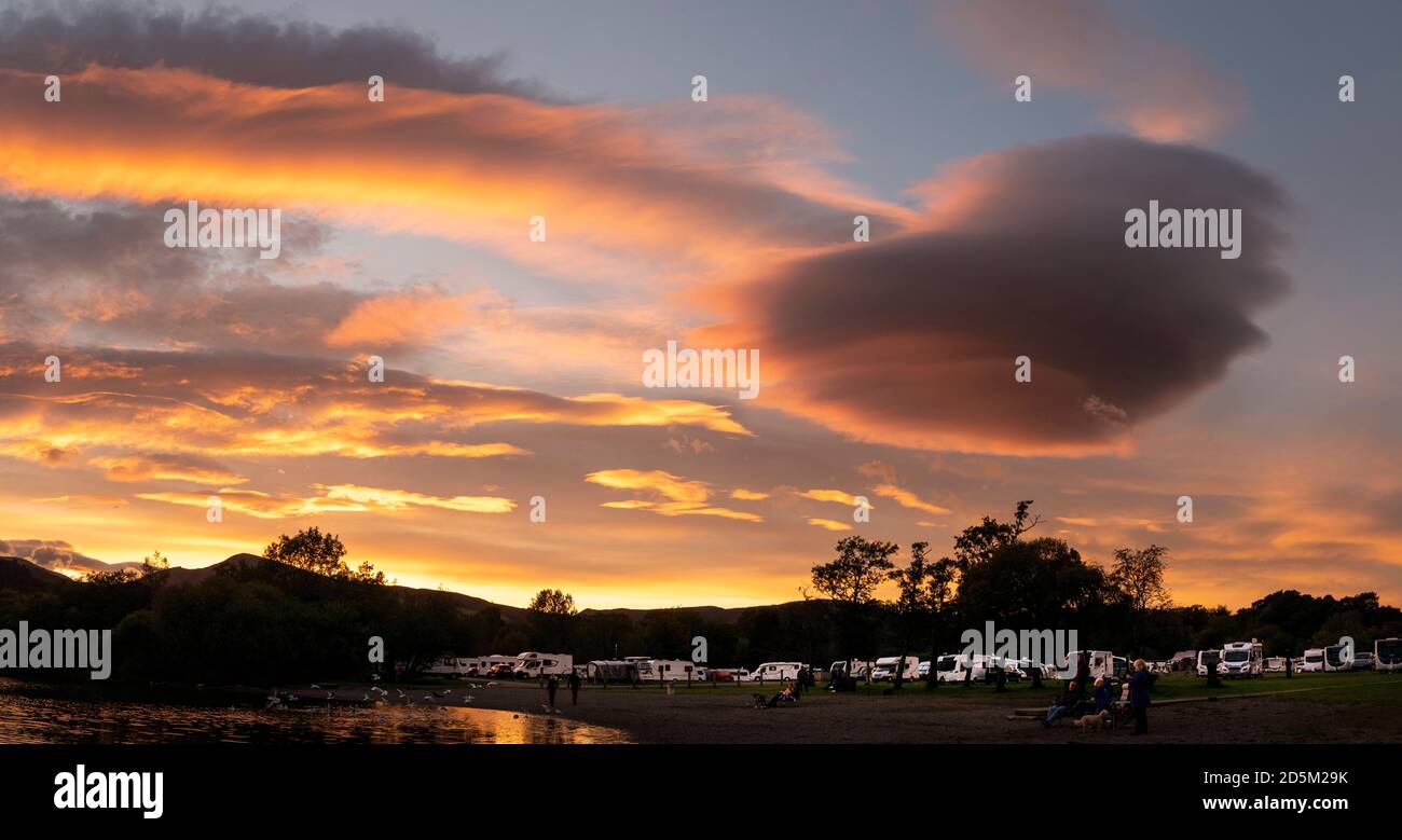Coucher de soleil et nuage lenticulaire au-dessus de Derwentwater, Keswick Caravan et Camping site, Keswick, Lake District, Royaume-Uni Banque D'Images