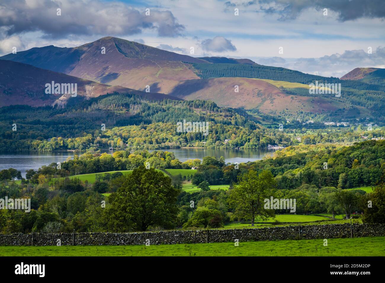Crag Hill et Derwent Fells surplombant Derwentwater et Keswick, Lake District, Royaume-Uni Banque D'Images