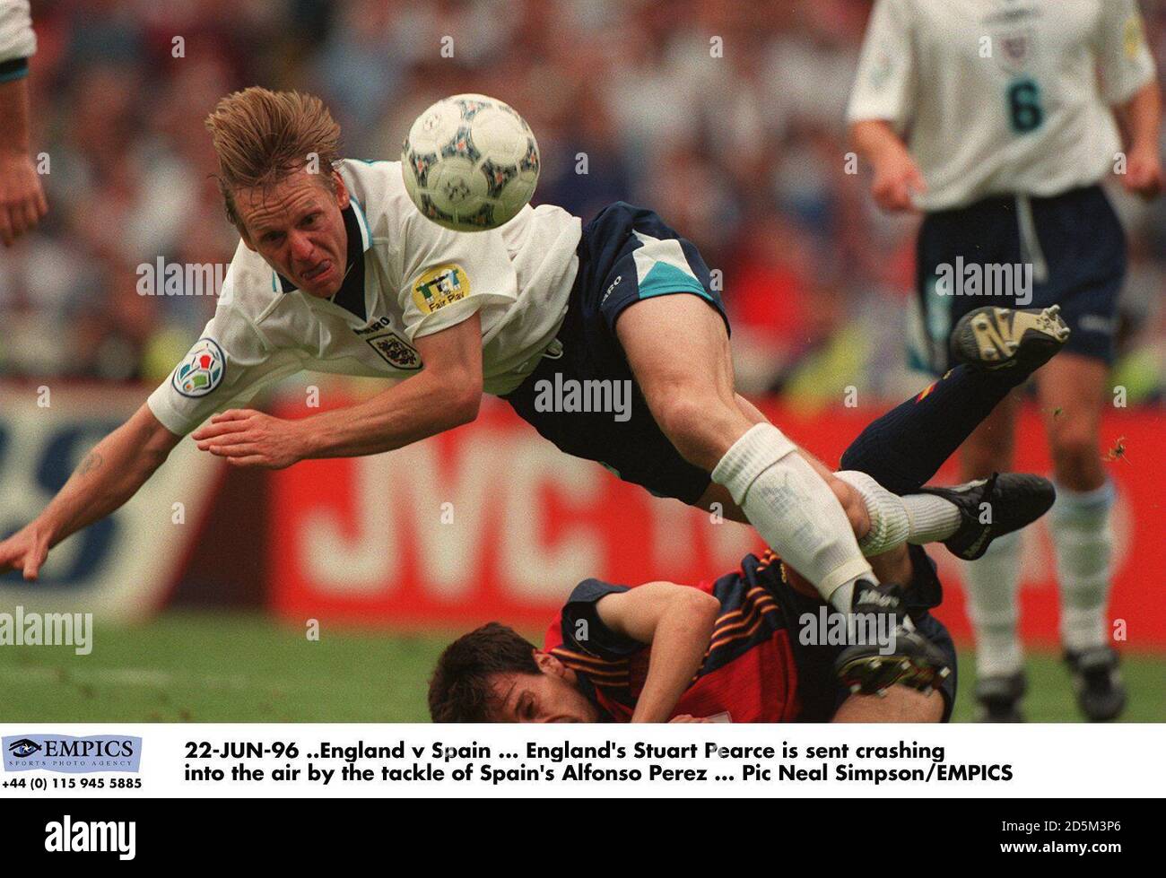 22-JUIN-96 ..Angleterre / Espagne ... Stuart Pearce, en Angleterre, est envoyé dans les airs par l'attaque d'Alfonso Perez, en Espagne Banque D'Images