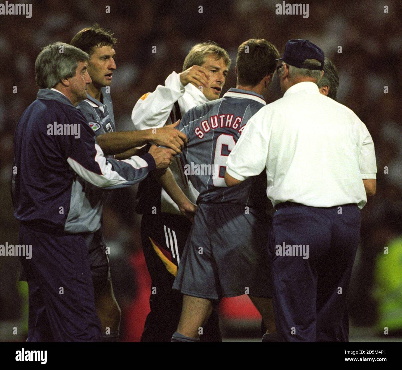 Jurgen Klinsmann (centre), Allemagne, consoles Gareth Southgate, Angleterre Banque D'Images