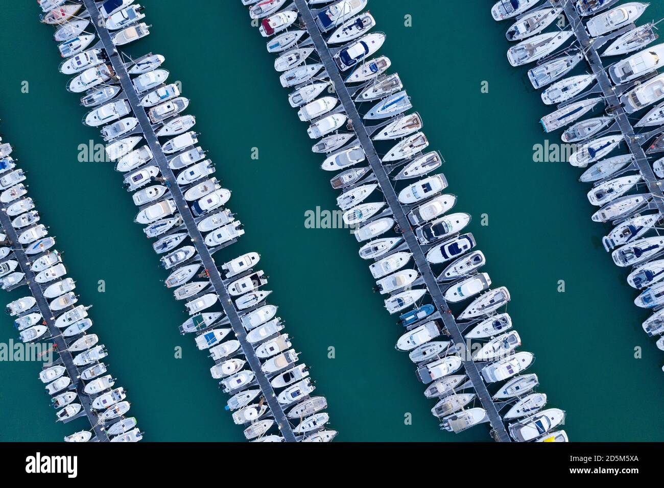 Talmont-Saint-Hilaire (centre-ouest de la France) : vue aérienne des voiliers à l'ancre dans le port artificiel de Port Bourgenay Banque D'Images