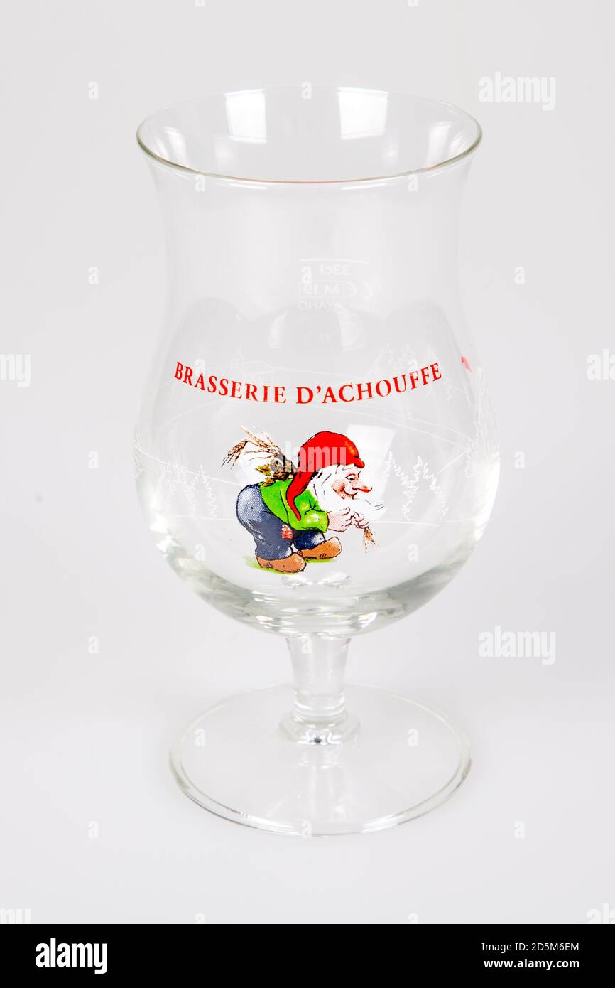 Bordeaux , Aquitaine / France - 10 01 2020 : logo et dessin animé de la Chouffe sur verre de bière blonde belge Banque D'Images