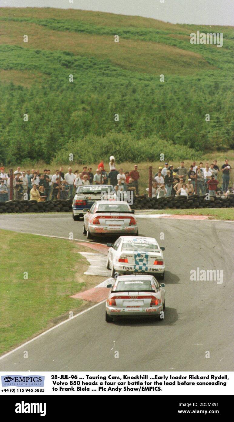 28-JUL-96 ... Touring Cars, Knockhill ...le premier dirigeant Rickard Rydell, Volvo 850 dirige une bataille de quatre voitures pour le plomb avant de concéder à Frank Biela Banque D'Images