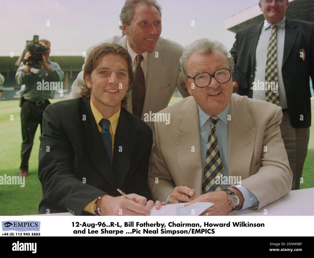 R-L, Bill Fotherby, président, Howard Wilkinson et Lee Sharpe Banque D'Images
