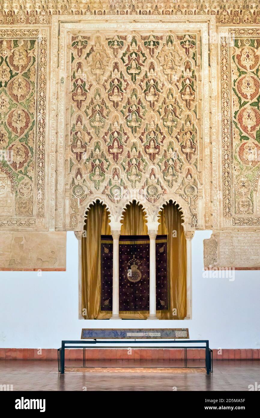 Somptueuse décoration en stuc sur le mur est. La niche, appelée le Hekal, était l'endroit où les manuscrits sacrés, ou Sépharim contenant la loi, la Torah, W Banque D'Images