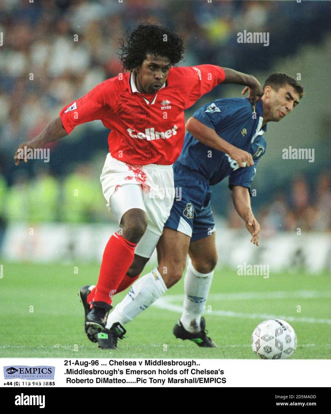 21-août-96 ... Chelsea et Middlesbrough. Emerson de Middlesbrough retient Roberto Di Matteo de Chelsea Banque D'Images