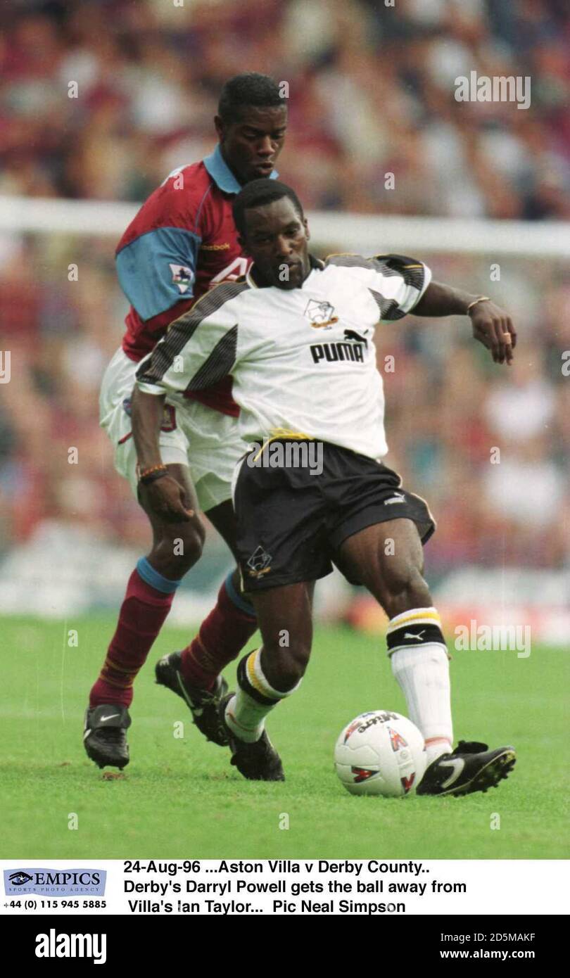 24-août-96 ...Aston Villa / Comté de Derby. Darryl Powell de Derby s'éloigne du ballon Ian Taylor de la Villa Banque D'Images