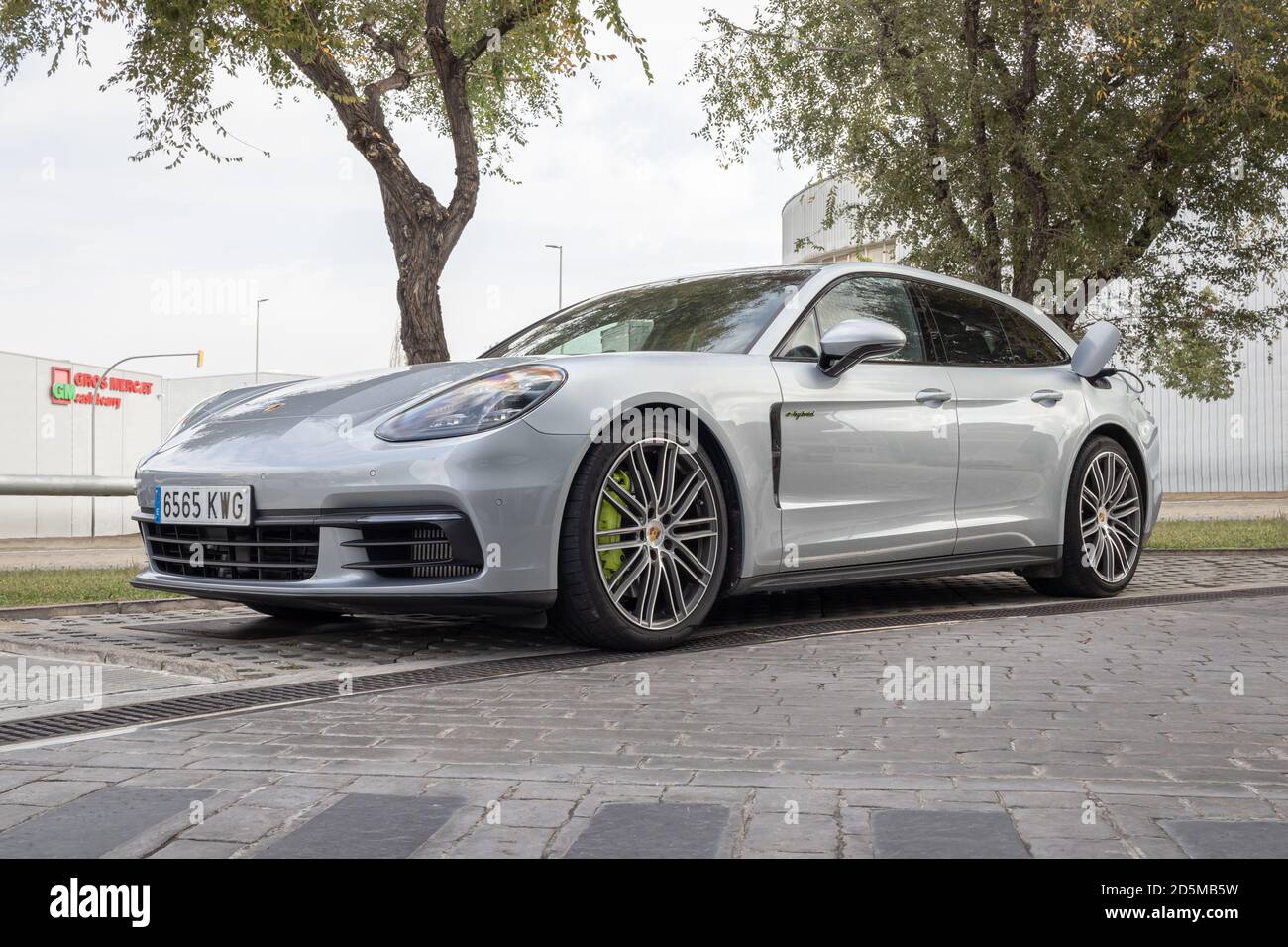 BARCELONE, ESPAGNE-9 OCTOBRE 2020: 2016 Porsche Panamera 4 E-Hybrid (deuxième génération (971) châssis G2) à City Streets Banque D'Images