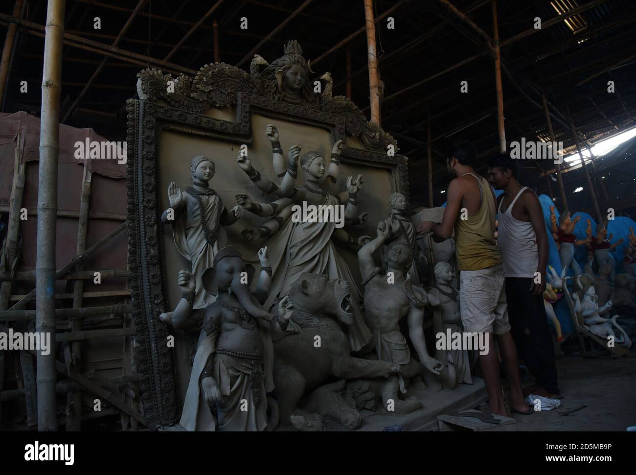 Guwahati, Assam, Inde. 13 octobre 2020. Artiste faisant idole de la déesse hindoue Maa Durga dans un atelier avant la célébration de Durga Puja, le festival hindou après que le gouvernement de l'État a permis de célébrer Durga Puja avec certaines restrictions pendant les pandémies de coronavirus à Guwahati Assam Inde le mercredi 14 octobre 2020. Credit: Dasarath Deka/ZUMA Wire/Alay Live News Banque D'Images