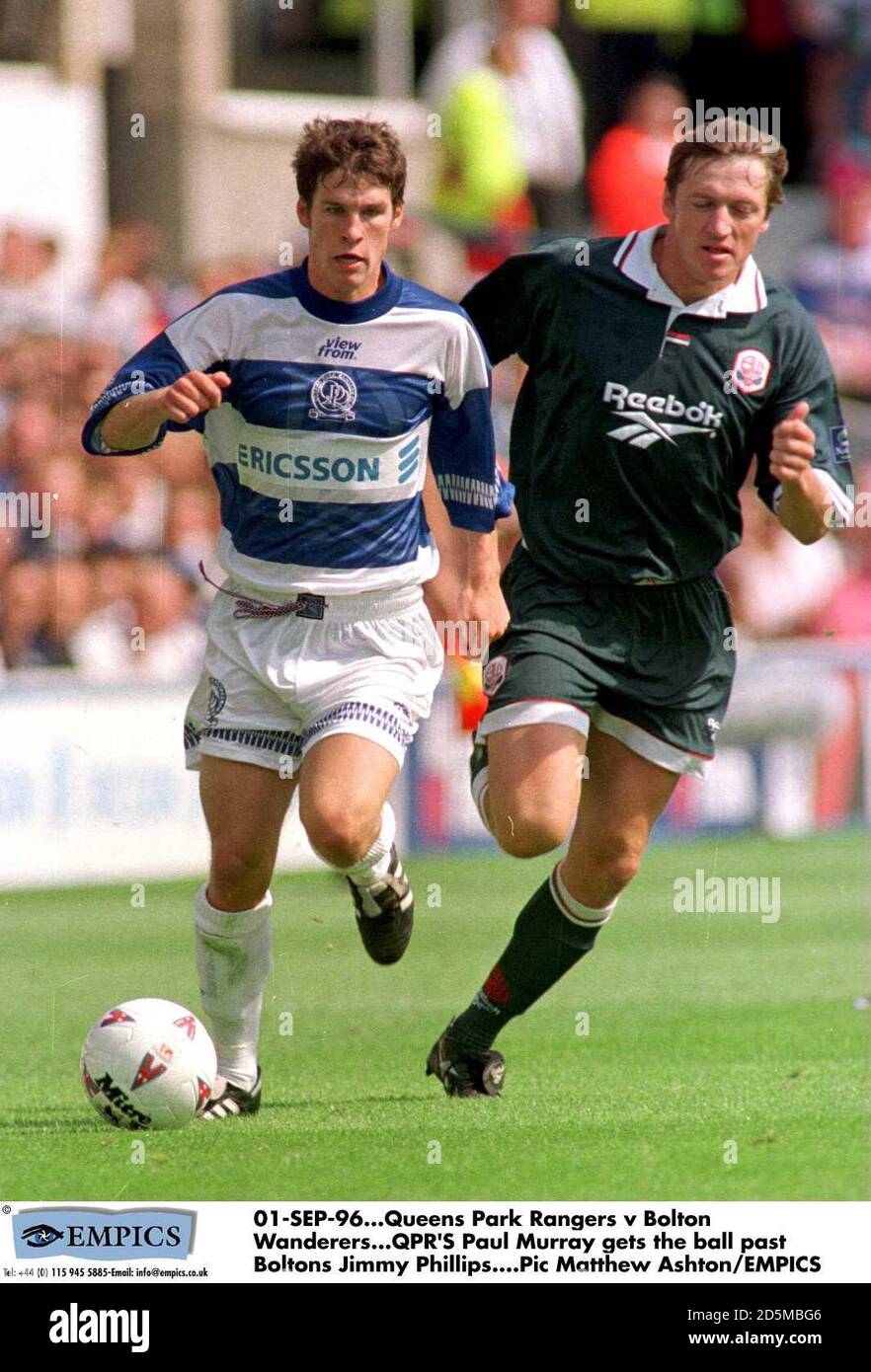 Paul Murray de QPR passe le ballon devant Jimmy Phillips de Bolton Banque D'Images