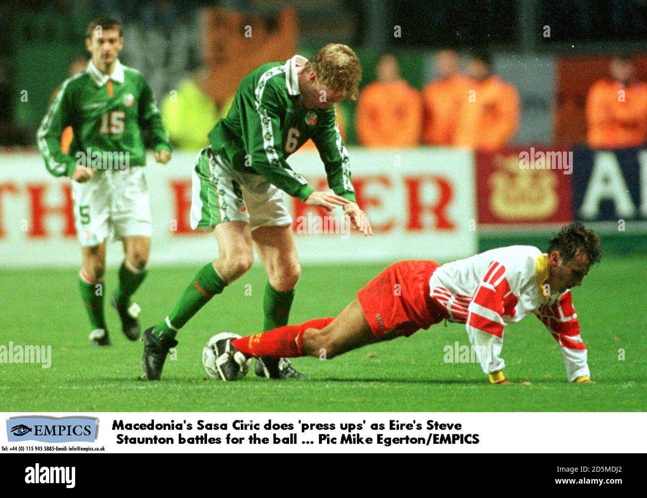En Macédoine, Sasa Ciric fait des « pressions » en tant que Steve Staunton de l'Irlande combats pour le ballon Banque D'Images