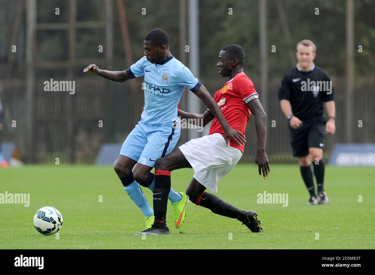 Isaac Buckley-Ricketts à Manchester City (à gauche) et Axel Tuanzebe de Manchester United bataille pour le ballon Banque D'Images