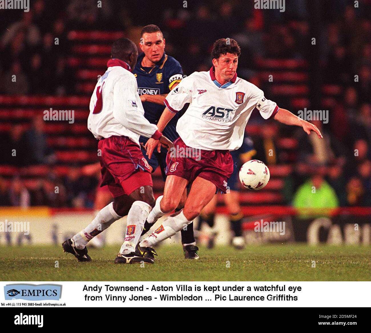 Andy Townsend - Aston Villa est gardé sous surveillance Œil de Vinnie Jones - Wimbledon Banque D'Images