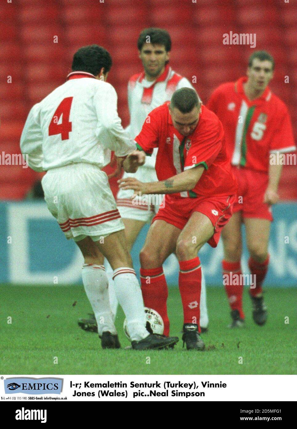 l-r ; Kemalettin Senturk, Turquie et Vinnie Jones, pays de Galles, se battent pour le ballon Banque D'Images