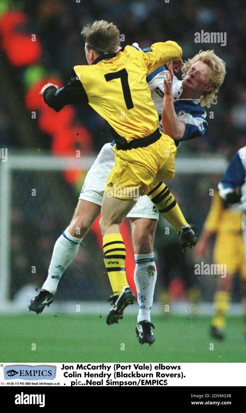 Jon McCarthy (Port Vale) coudes Colin Hendry (Blackburn Rovers) Banque D'Images