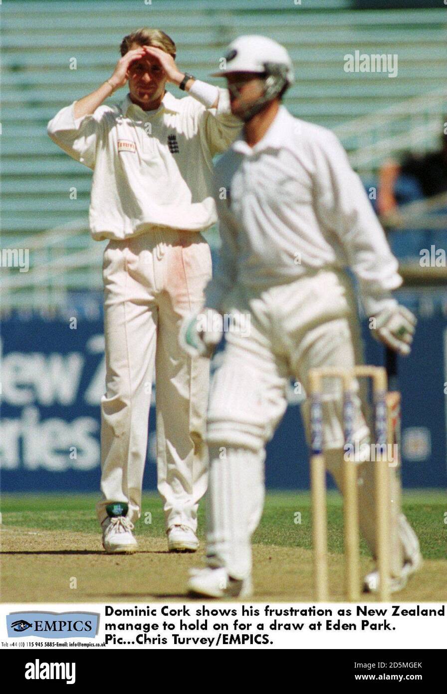 Dominic Cork montre sa frustration alors que la Nouvelle-Zélande parvient à se tenir pour un tirage au sort à Eden Park. Banque D'Images