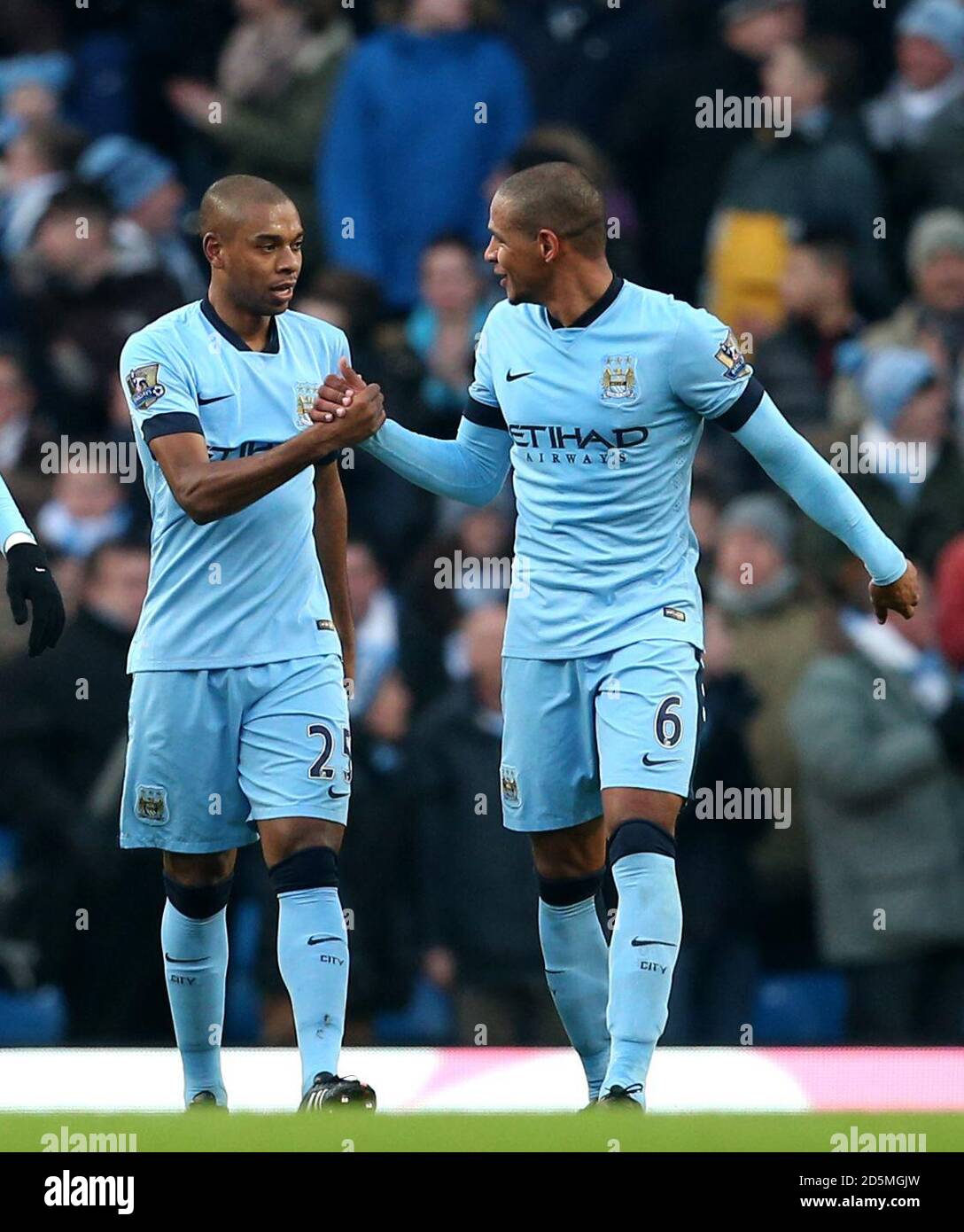 Fernandinho (à gauche) de Manchester City célèbre le deuxième but de son côté Du jeu avec Fernando Banque D'Images