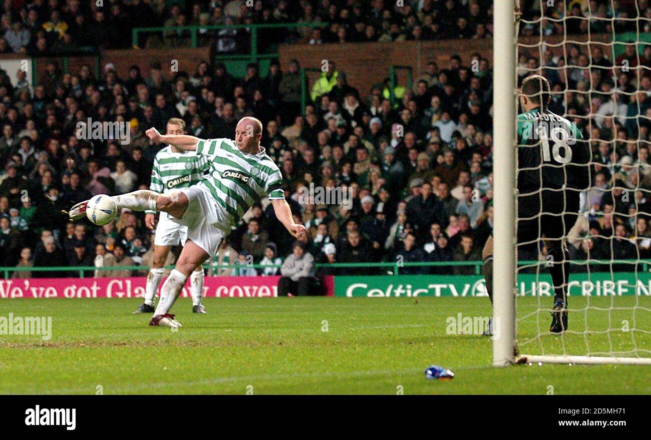 Le Celtic John Hartson a fait des volées dans un tir sur but sans marque Dans la boîte seulement pour manquer la cible comme Livingston Le gardien de but Colin Meldrum veille Banque D'Images