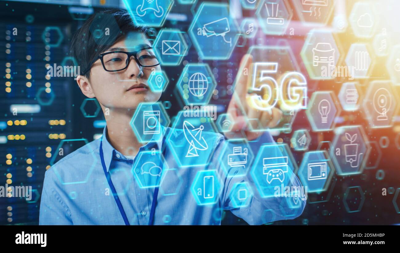 Photo d'un ingénieur INFORMATIQUE asiatique touchant l'icône 5G dans une salle de serveurs de centre de données. Internet haut débit 5G concept avec différentes icônes d'illustration d'ordinateur Banque D'Images