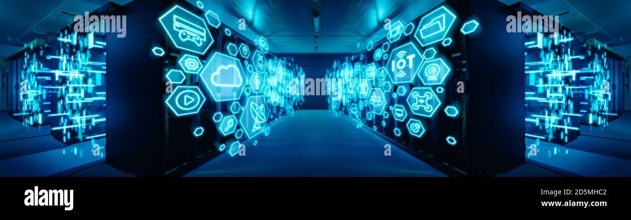 Prise de vue en grand angle d'un centre de données de travail avec des rangées de serveurs en rack avec différentes icônes et symboles d'ordinateur dans le premier plan. Internet Banque D'Images