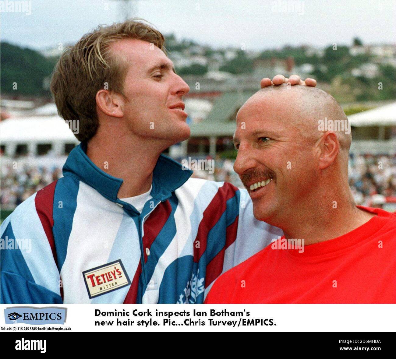 Dominic Cork inspecte le nouveau style de cheveux de Ian Botham. Banque D'Images