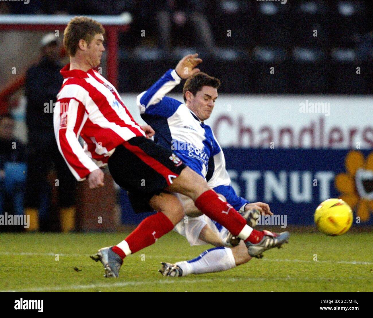 Lincoln City Kevin Sandwith et Bristol Rovers Stuart Campbell. Banque D'Images