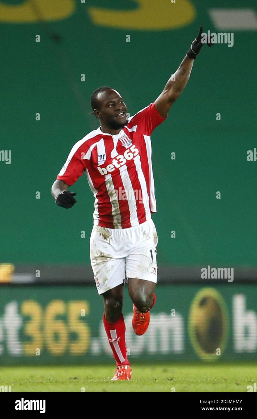 Victor Moses, de la ville de Stoke, célèbre le premier but de son camp du jeu Banque D'Images