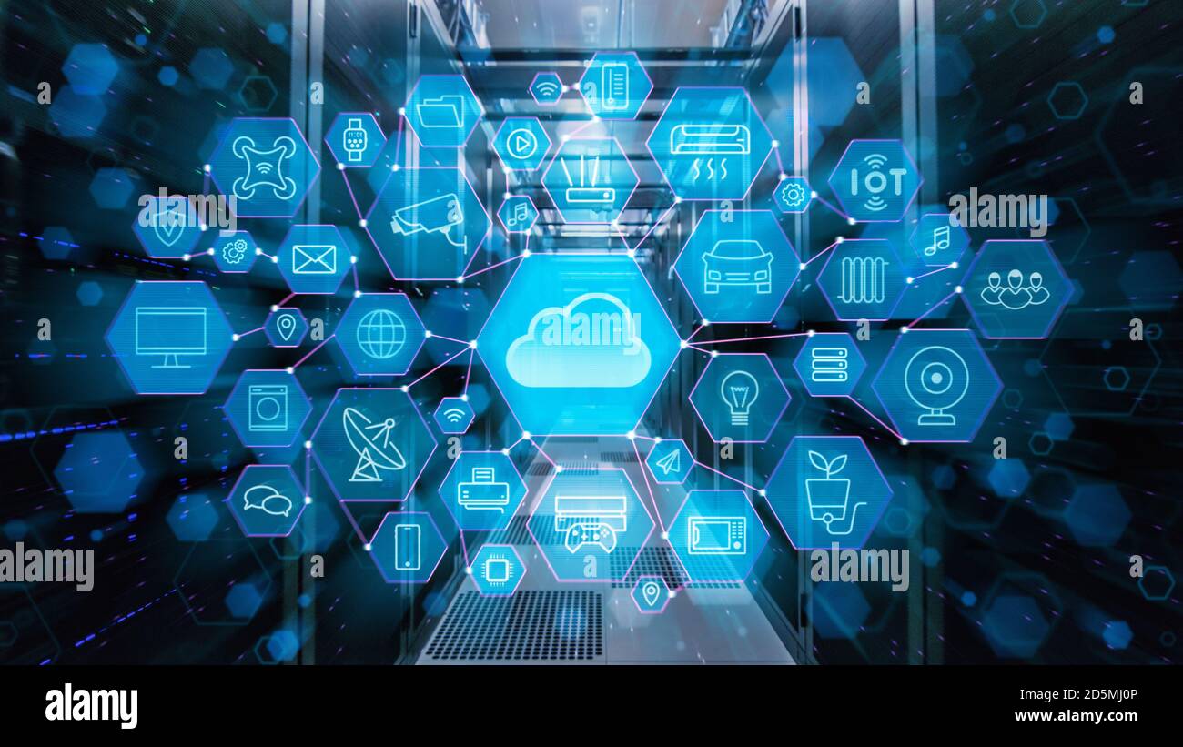 Photo d'un corridor dans un centre de données en fonctionnement, plein de serveurs rack. Concept de possibilités de stockage dans le cloud avec différentes icônes et Banque D'Images