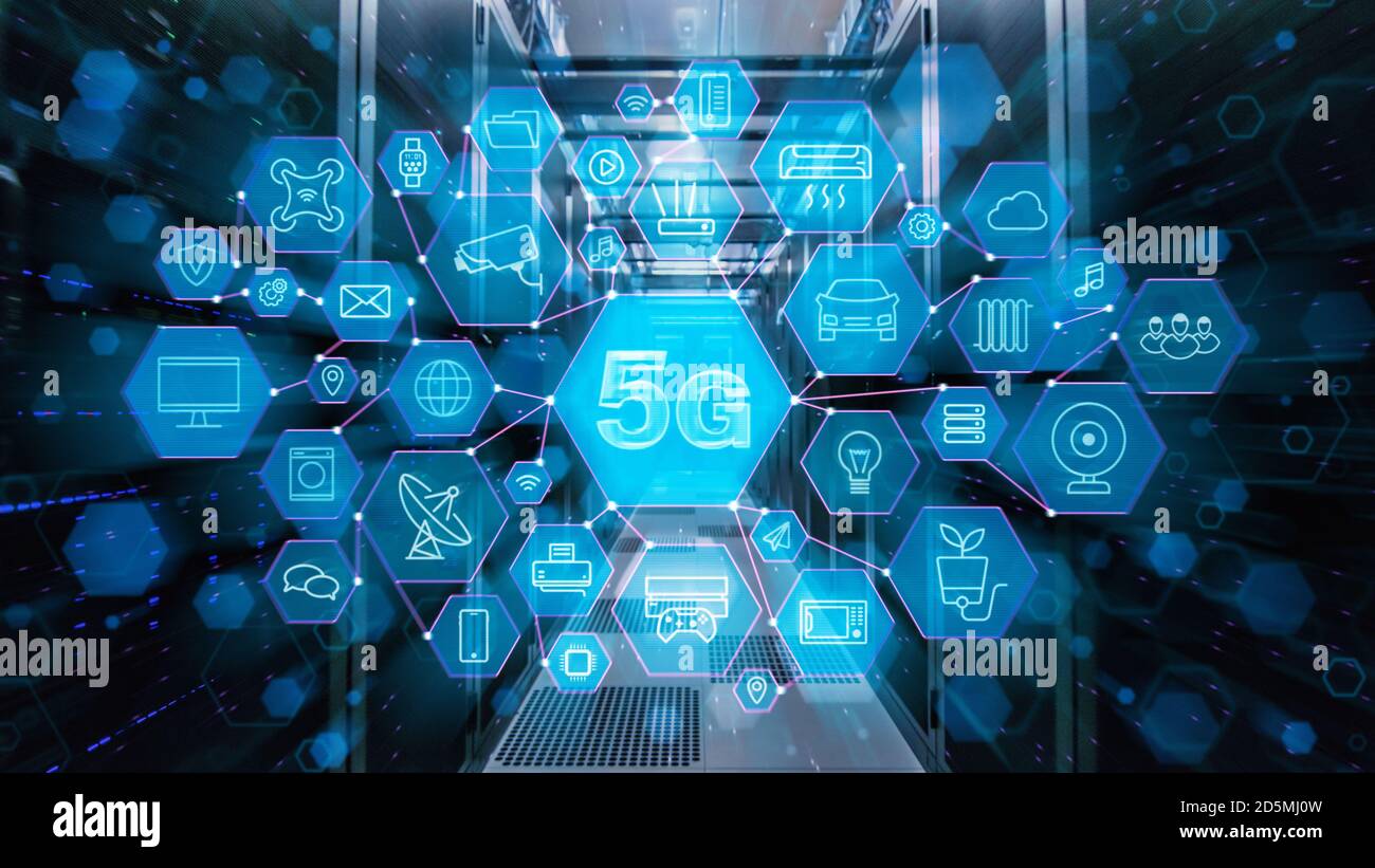 Photo d'un corridor dans un centre de données en fonctionnement, plein de serveurs rack. Concept de 5G possibilités Internet haute vitesse avec différents ordinateurs illustratifs Banque D'Images