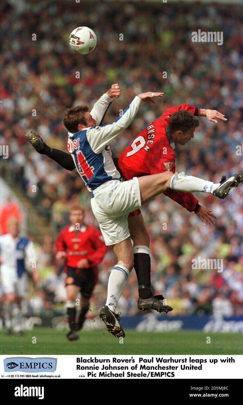 Blackburn Rovers Paul Warhurst monte avec Ronny Johnsen of Manchester United Banque D'Images