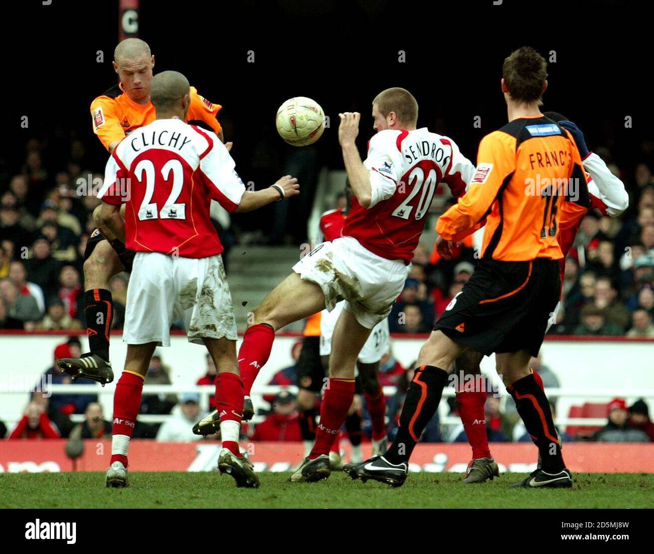 Philippe Senderos d'Arsenal prend en charge un tir de Danny Cullip et l'arbitre M. Neale Barry attribue une pénalité de retard à Sheffield United. Banque D'Images