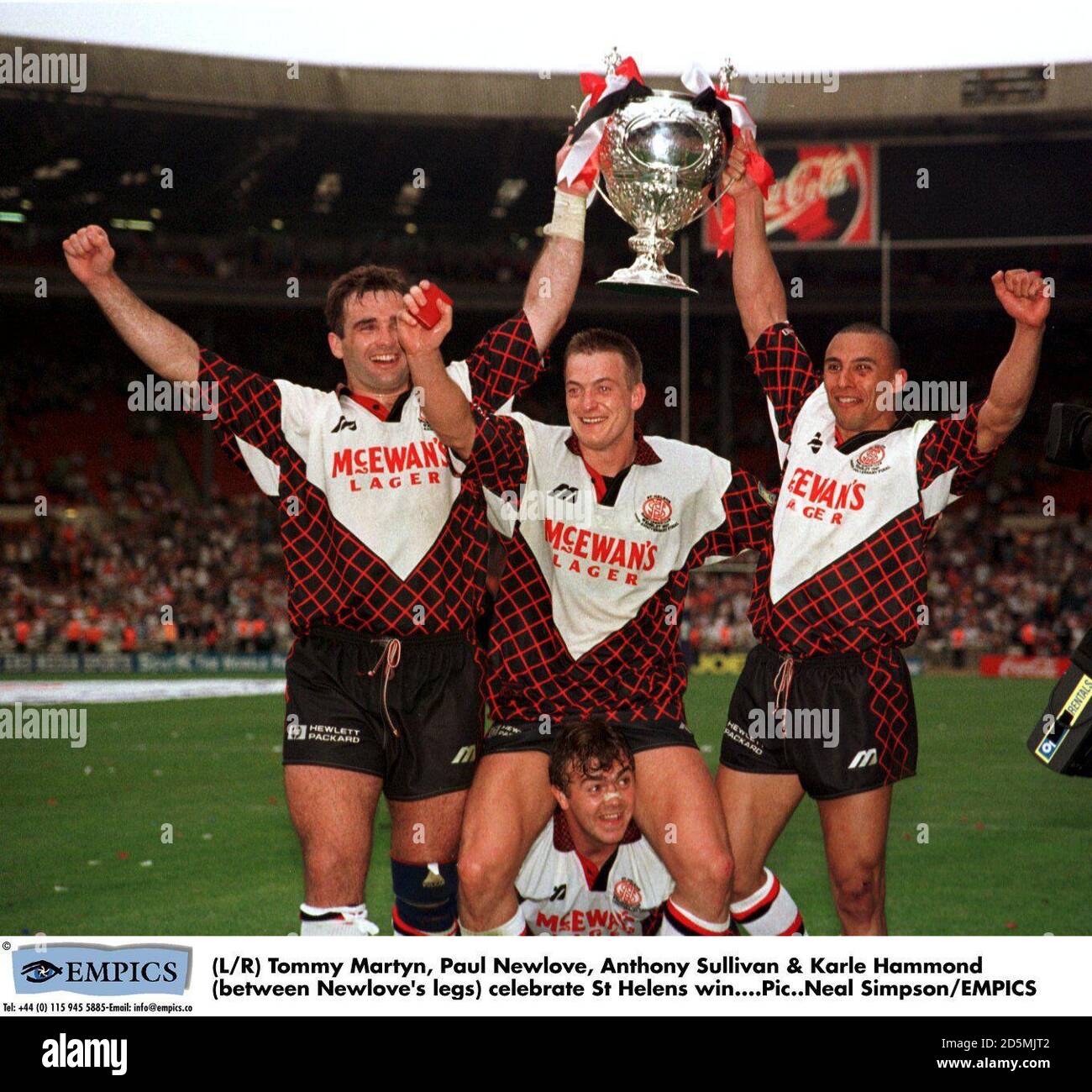 (G/D) Tommy Martyn, Paul Newlove, Anthony Sullivan et Karle Hammond (entre les jambes de Newlove) célèbrent la victoire de St Helens Banque D'Images