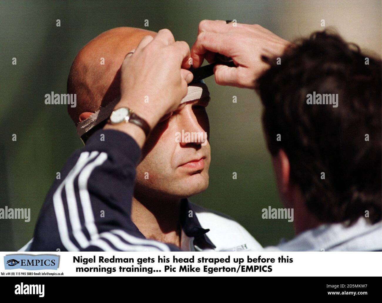 Nigel Redman prend sa tête entamée avant cette formation du matin. Banque D'Images